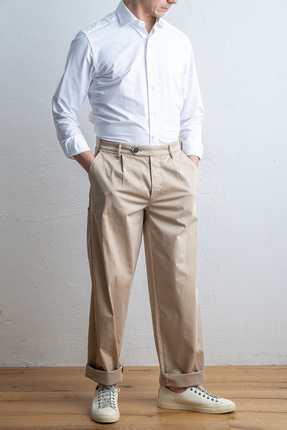 Pantalone Ale KHAKI – SEAFARER, helbild framifrån på modell