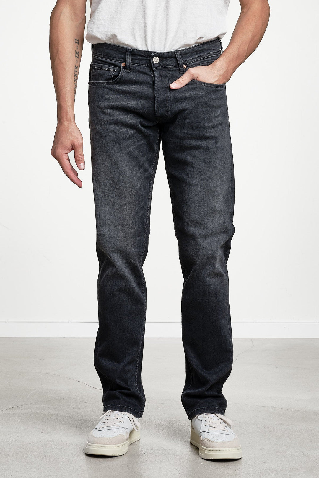 Grover Straight Fit Jeans Black Delavé – REPLAY, framifrån