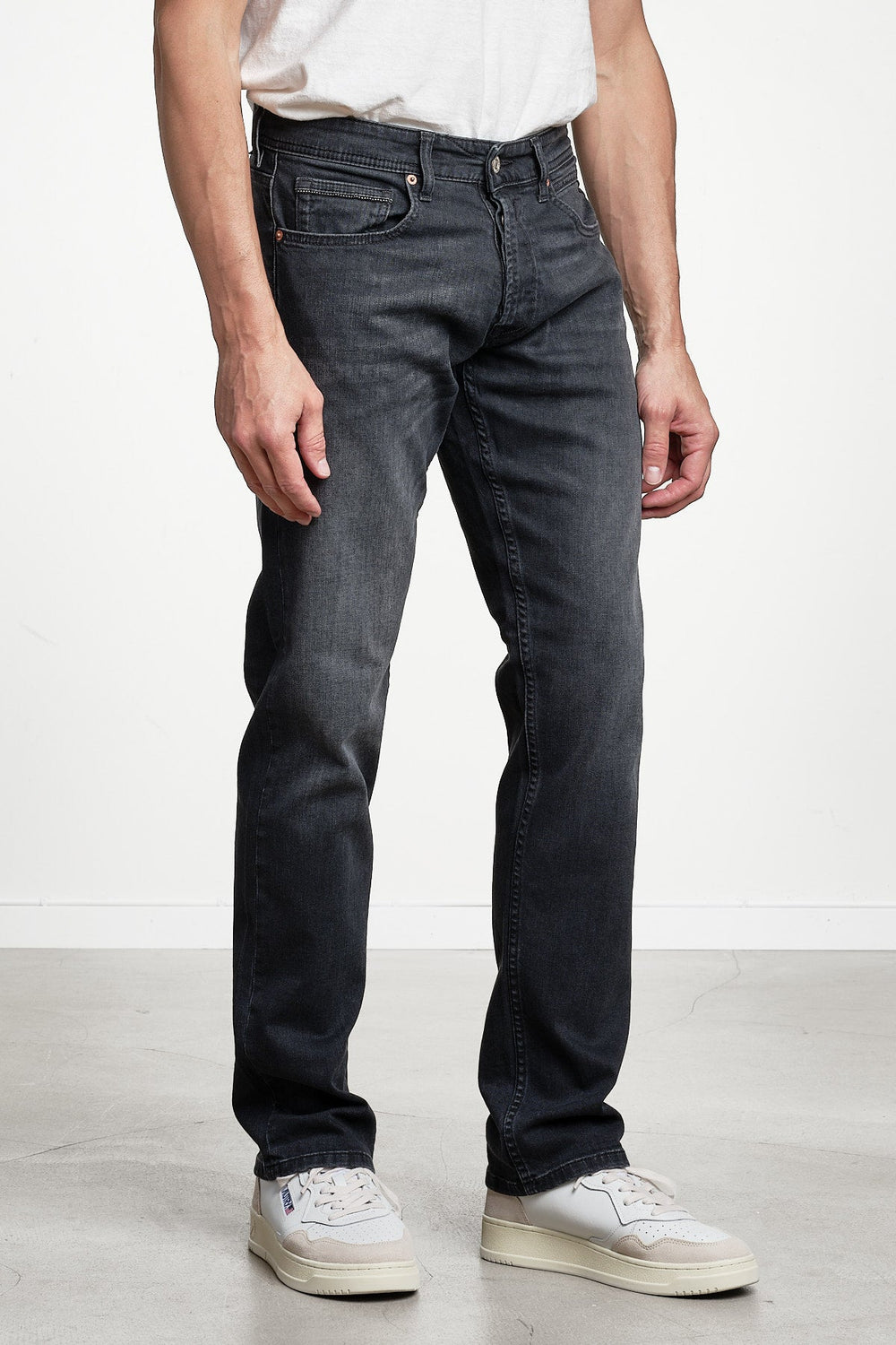 Grover Straight Fit Jeans Black Delavé – REPLAY, sidan