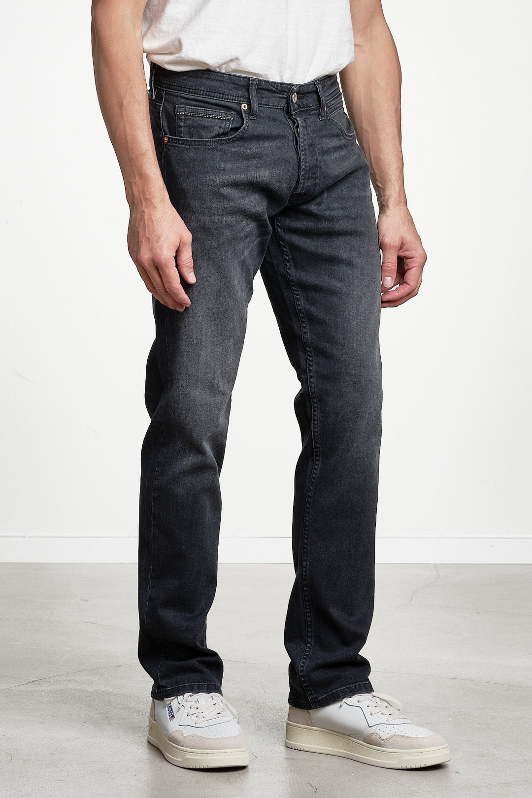 Grover Straight Fit Jeans Black Delavé – REPLAY, sidan