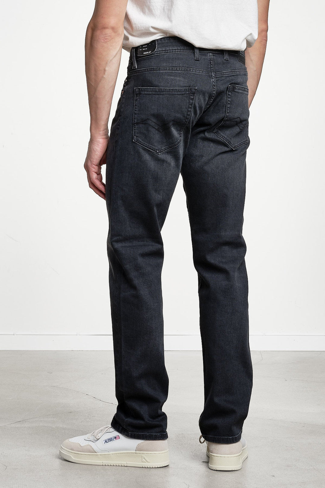Grover Straight Fit Jeans Black Delavé – REPLAY, bakifrån