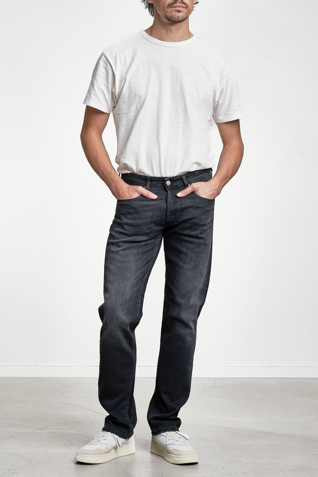 Grover Straight Fit Jeans Black Delavé – REPLAY, detalj