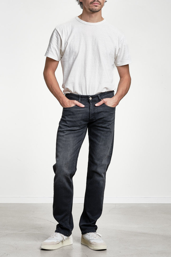 Grover Straight Fit Jeans Black Delavé – REPLAY, detalj