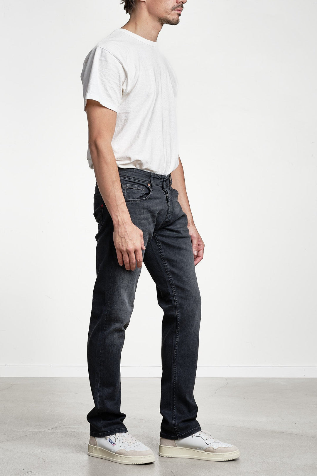Grover Straight Fit Jeans Black Delavé – REPLAY, detalj