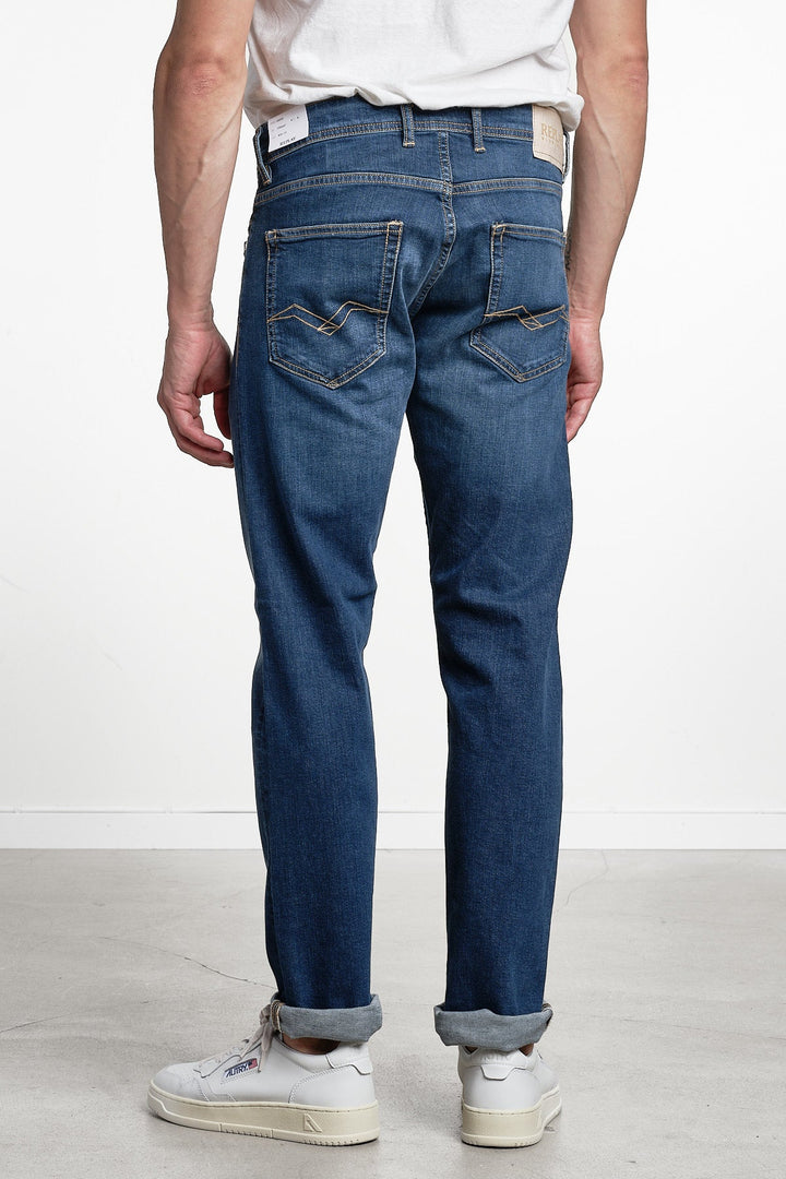 Grover Straight Fit Jeans Dark Blue – Replay, från sidan