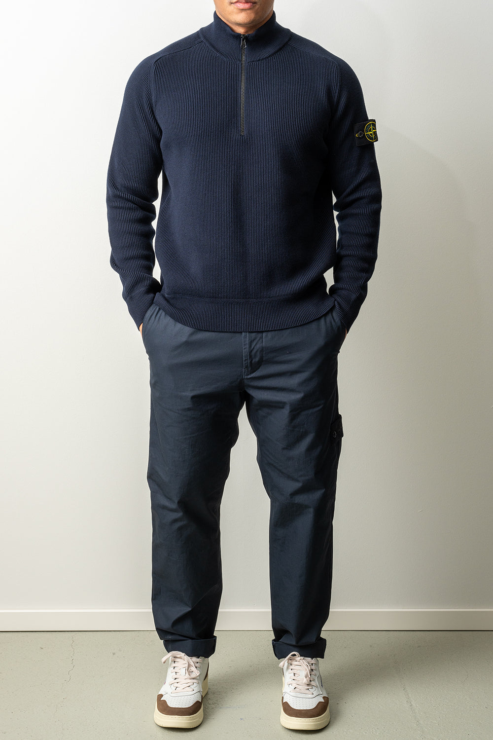 Ribbed Soft Organic Cotton LS Polo 5100124 Navy Blue – STONE ISLAND, helbild på modell framifrån, händerna i fickorna