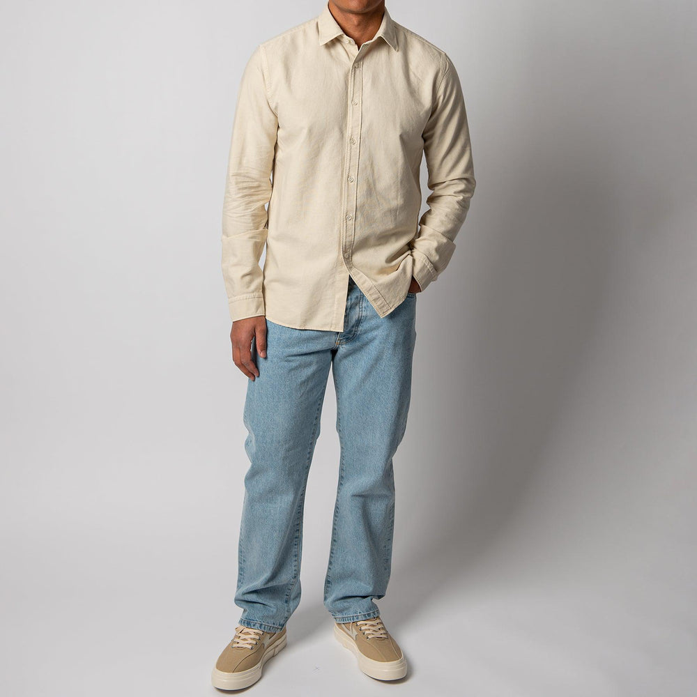 WASHED CASUAL OXFORD SHIRT Beige – XACUS, helbild på modell framifrån med jeans
