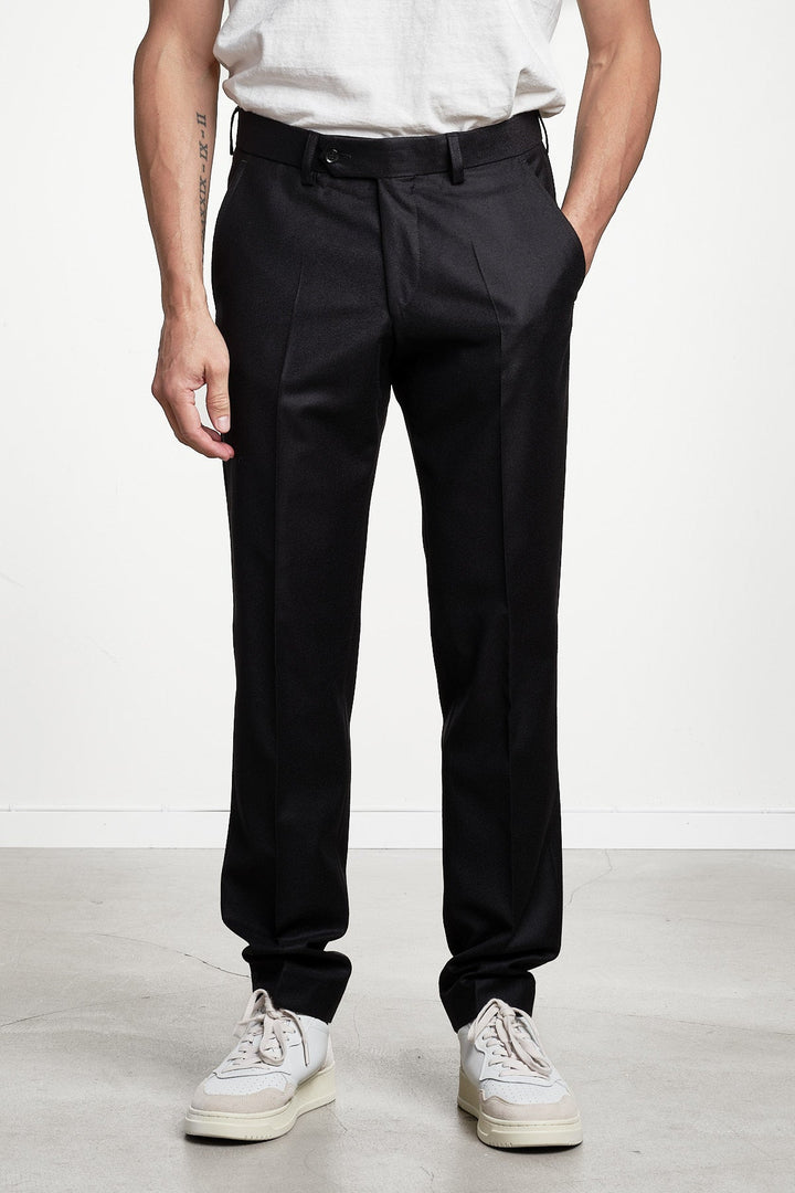 Pat Flannel Trouser Black – STUDIO 73, framifrån
