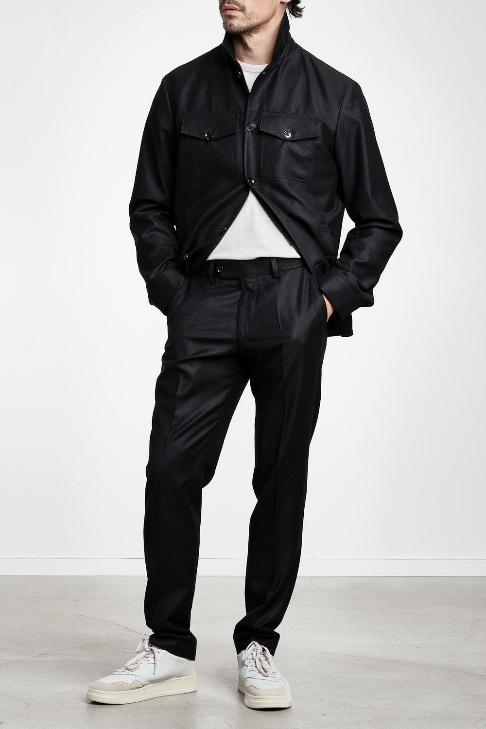 Pat Flannel Trouser Black – STUDIO 73, helbild på modell framifrån, händerna i fickorna