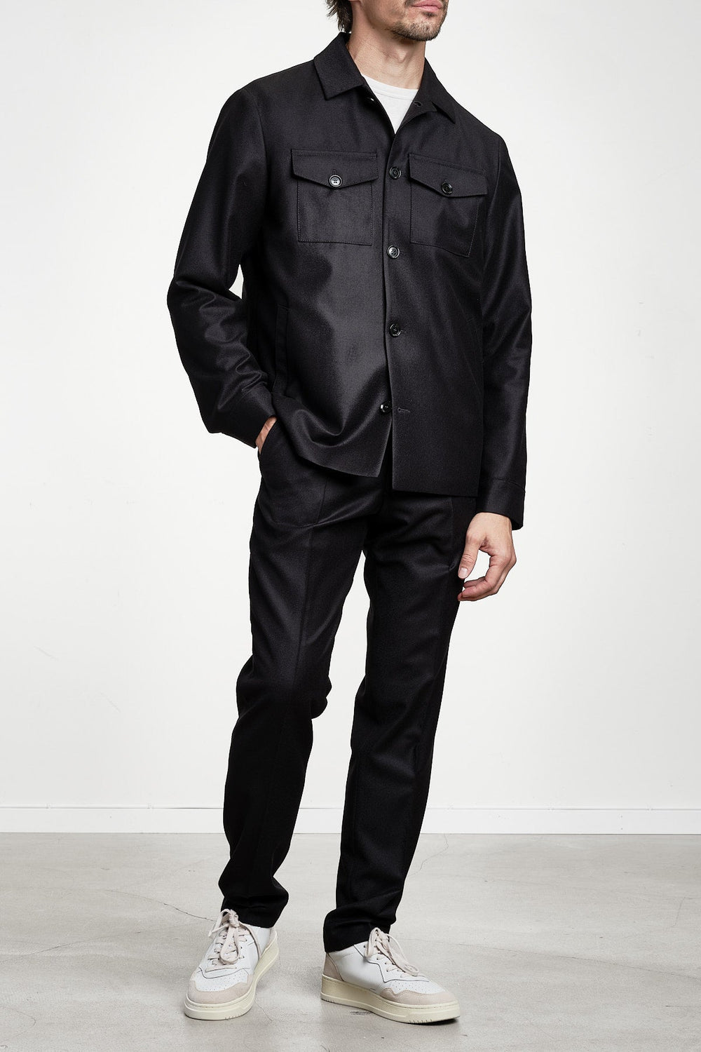 Rio Flannel Overshirt Black – STUDIO 73, helbild på modell snett framifrån