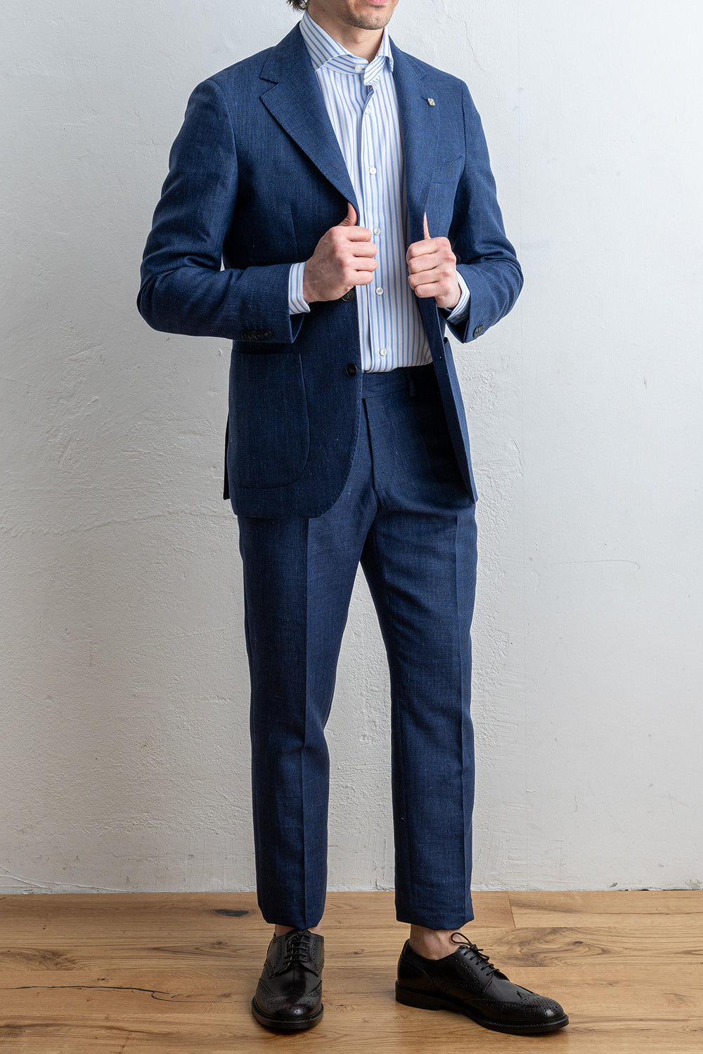 SUIT BECK DK. NAVY – STUDIO 73, helbild framifrån på modell