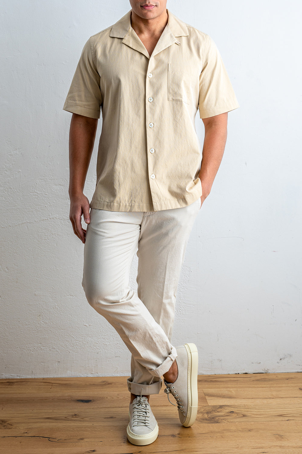 Short Sleeved Shirt Beige – LARDINI, helbild framifrån på modell