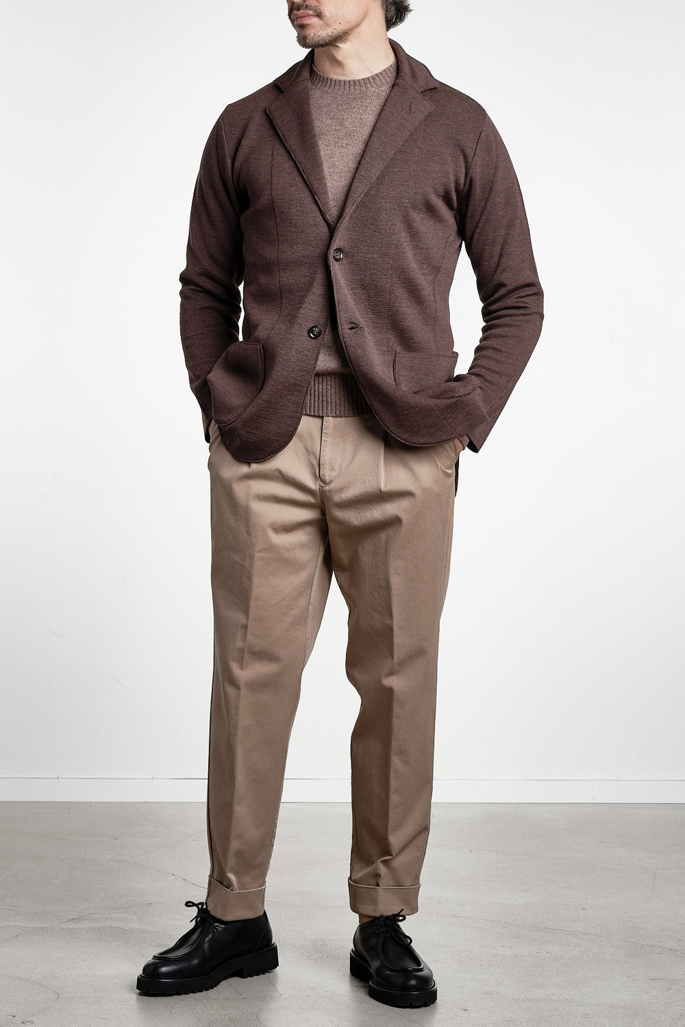 Dwayne Knitted Jacket Dark Brown – Studio 73, helfigur framifrån