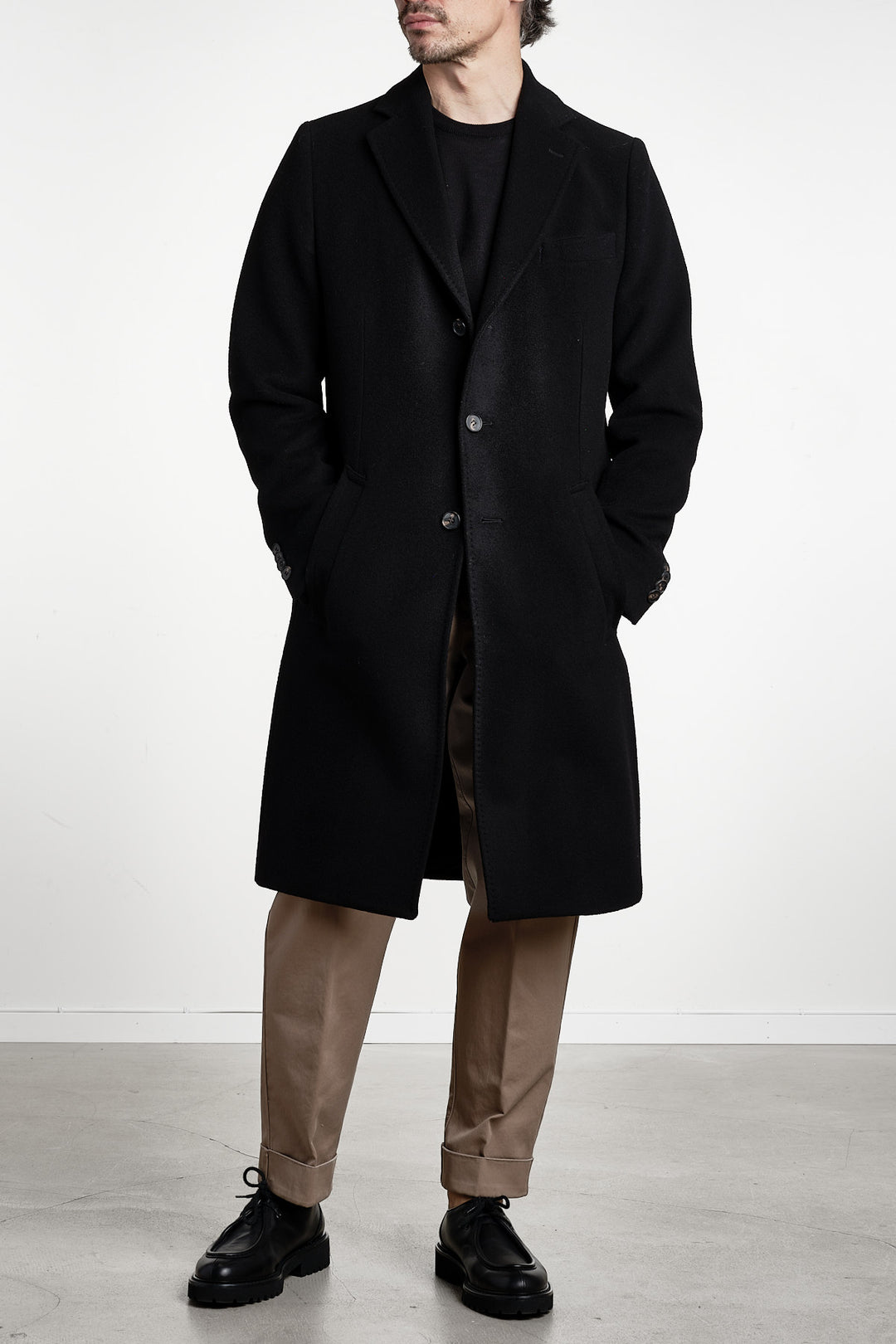 Jupiter x Studio Coat Black – Studio 73, helfigur framifrån