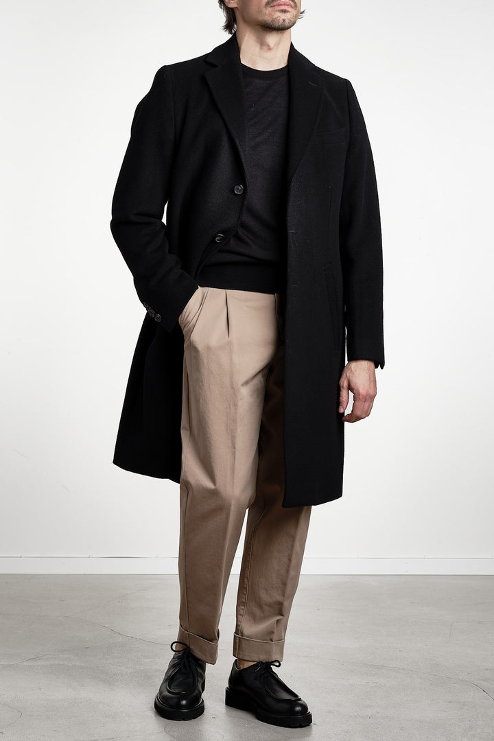 Jupiter x Studio Coat Black – Studio 73, helfigur från sidan