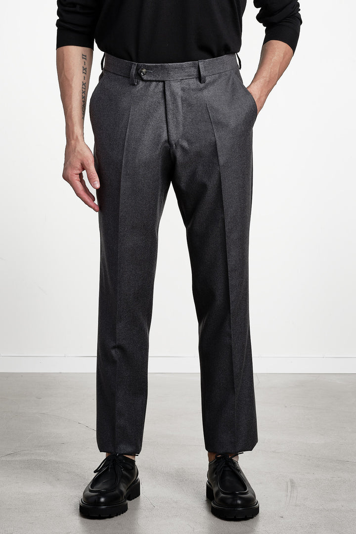 Pat Flannel Trouser DARK GREY – Studio 73, framifrån
