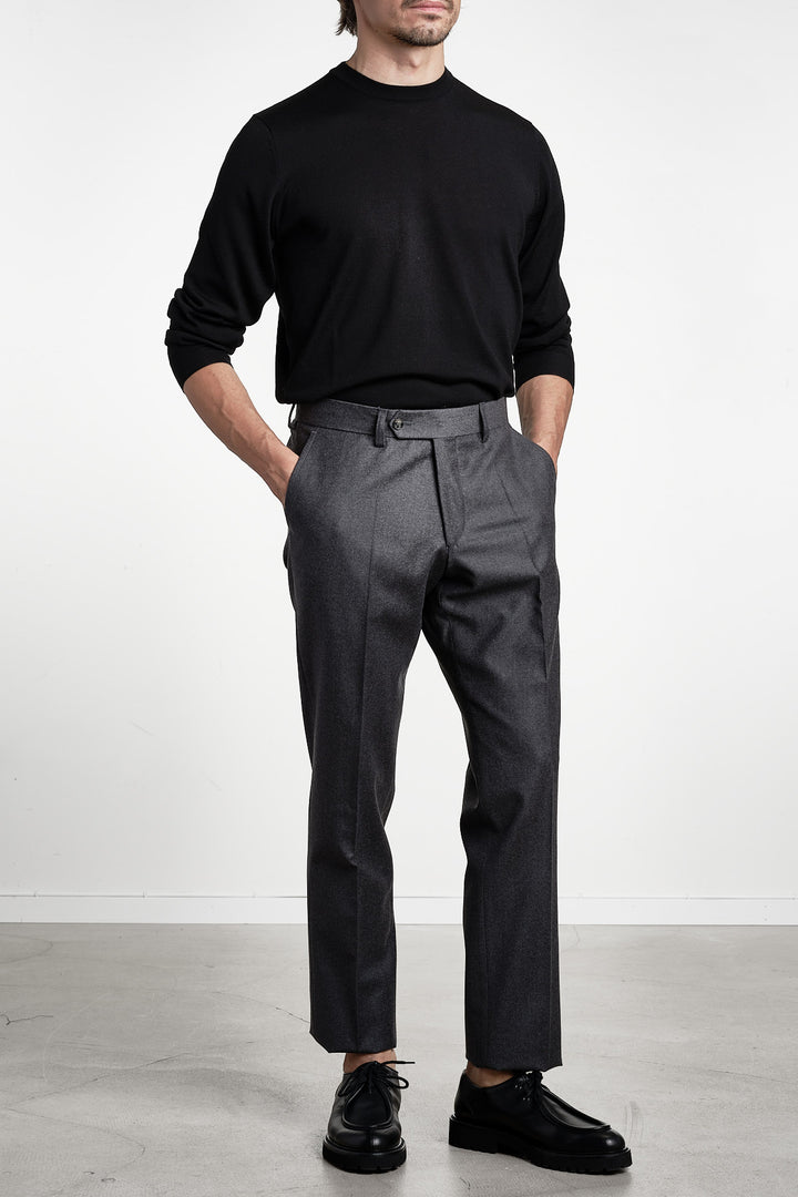 Pat Flannel Trouser DARK GREY – Studio 73, helfigur framifrån