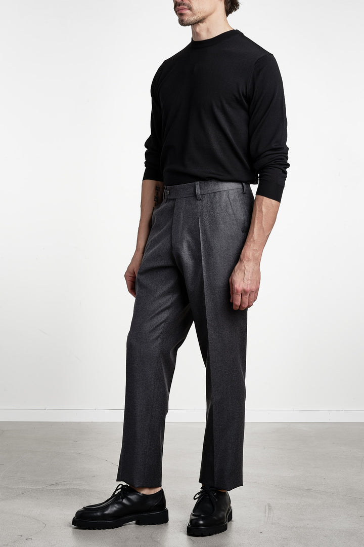 Pat Flannel Trouser DARK GREY – Studio 73, helfigur från sidan
