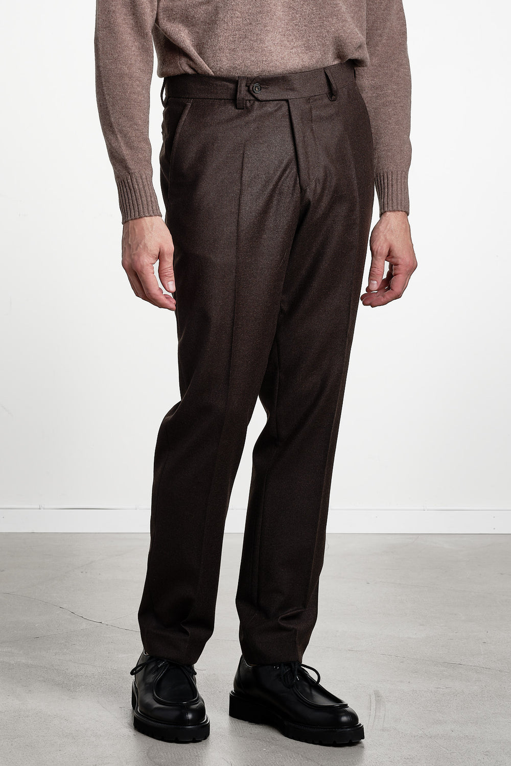 Pat Flannel Trouser Dark Brown – Studio 73, snett framifrån