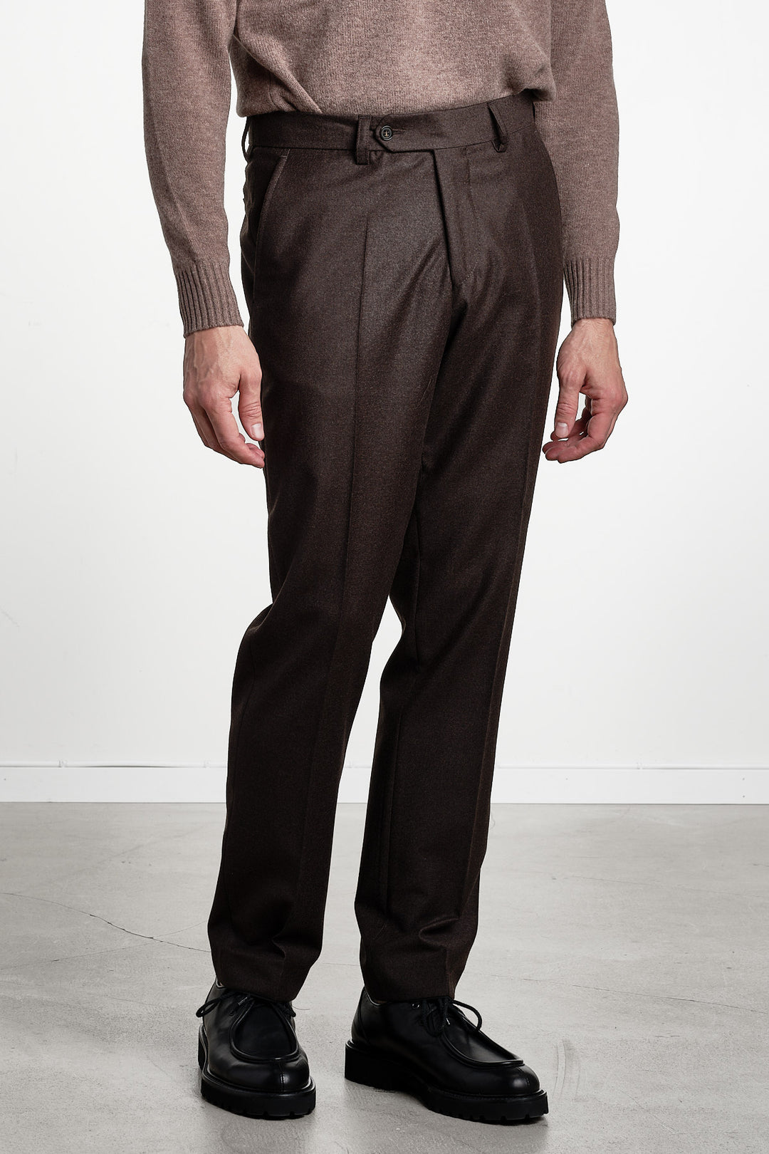 Pat Flannel Trouser Dark Brown – Studio 73, snett framifrån