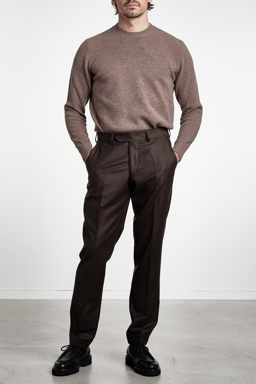 Pat Flannel Trouser Dark Brown – Studio 73, helfigur framifrån