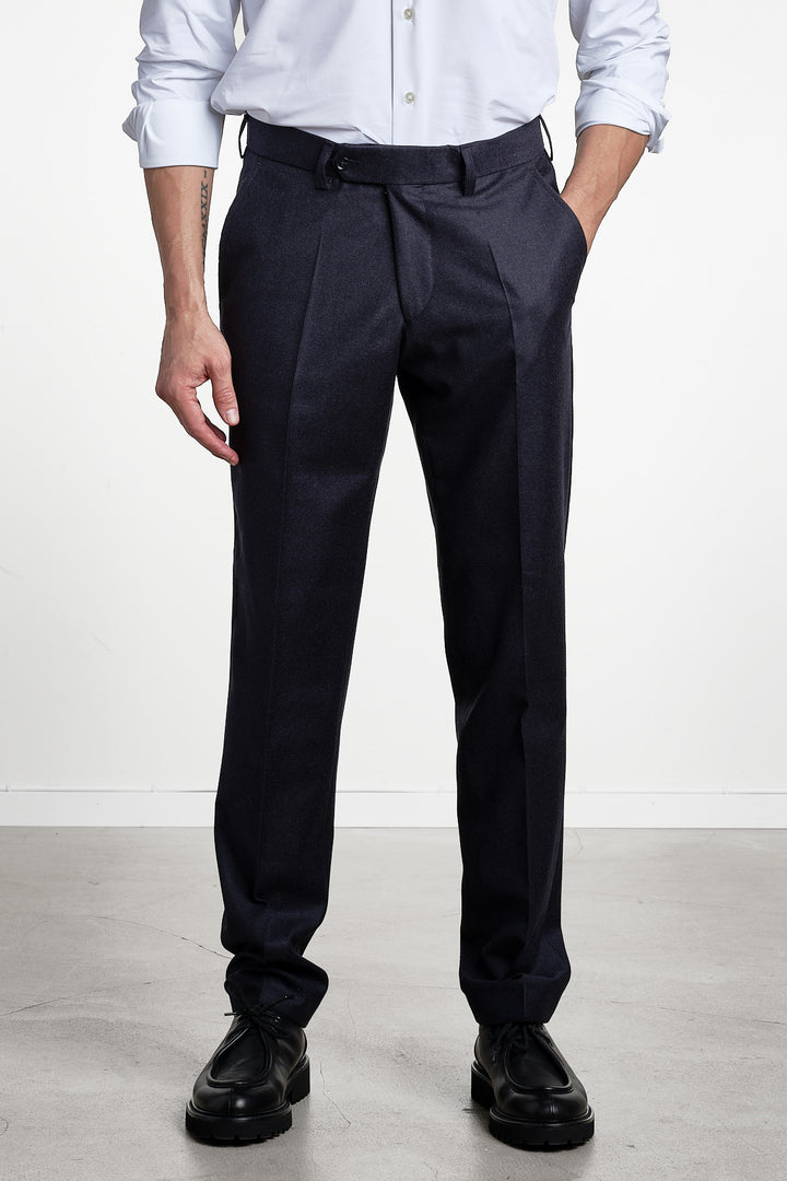 Pat Flannel Trouser Dark Navy – Studio 73, framifrån