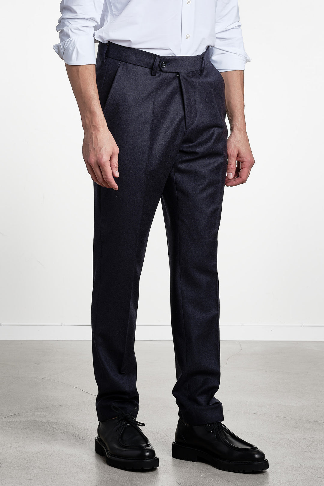 Pat Flannel Trouser Dark Navy – Studio 73, snett framifrån