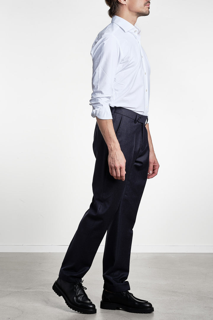 Pat Flannel Trouser Dark Navy – Studio 73, helfigur från sidan