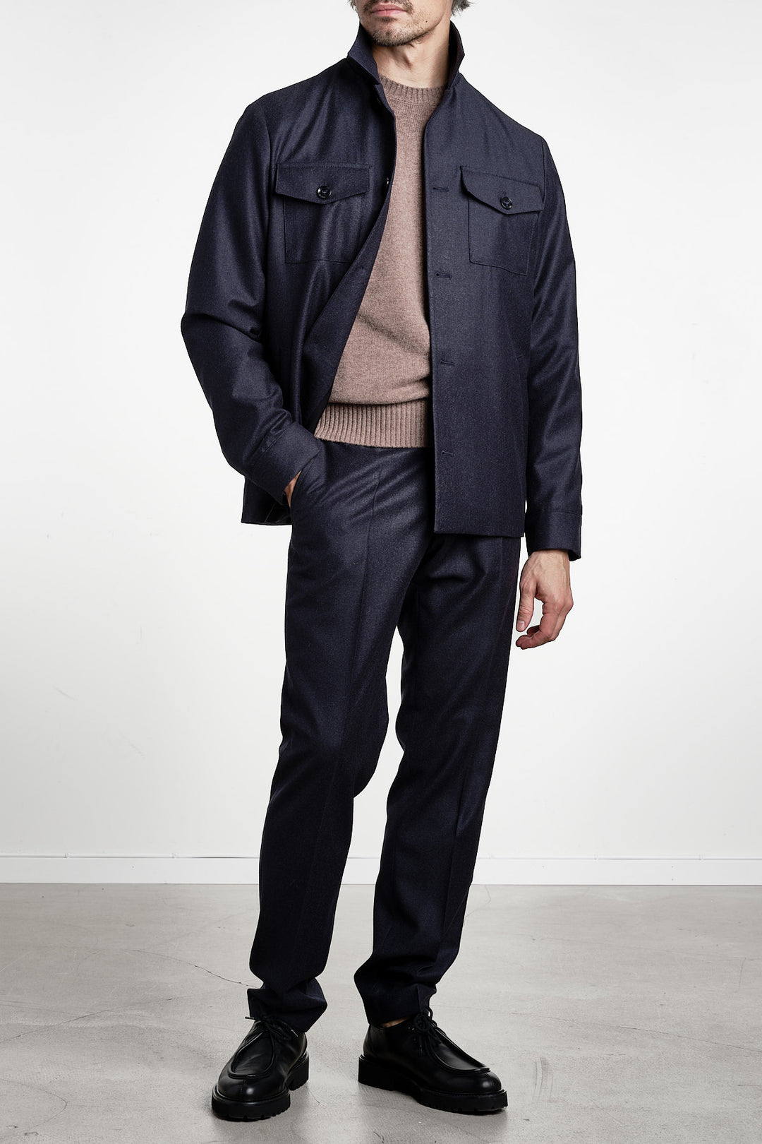 Rio Flannel Overshirt Dark Navy – Studio 73, helfigur från sidan