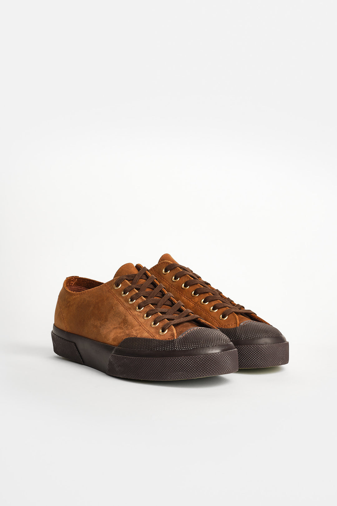 2432 Works Crazy Horse Leather Brown Black – Superga, paret snett framifrån