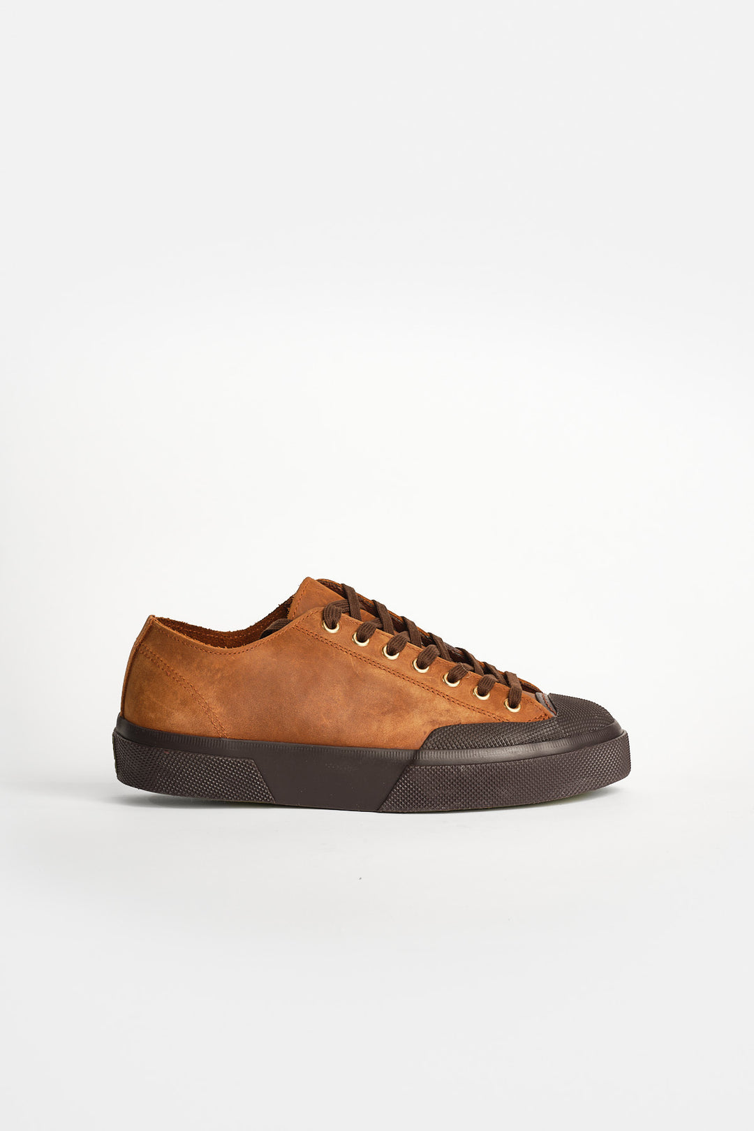 2432 Works Crazy Horse Leather Brown Black – Superga, i profil med tån åt höger