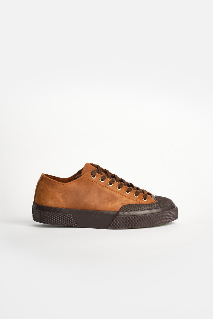 2432 Works Crazy Horse Leather Brown Black – Superga, i profil med tån åt höger