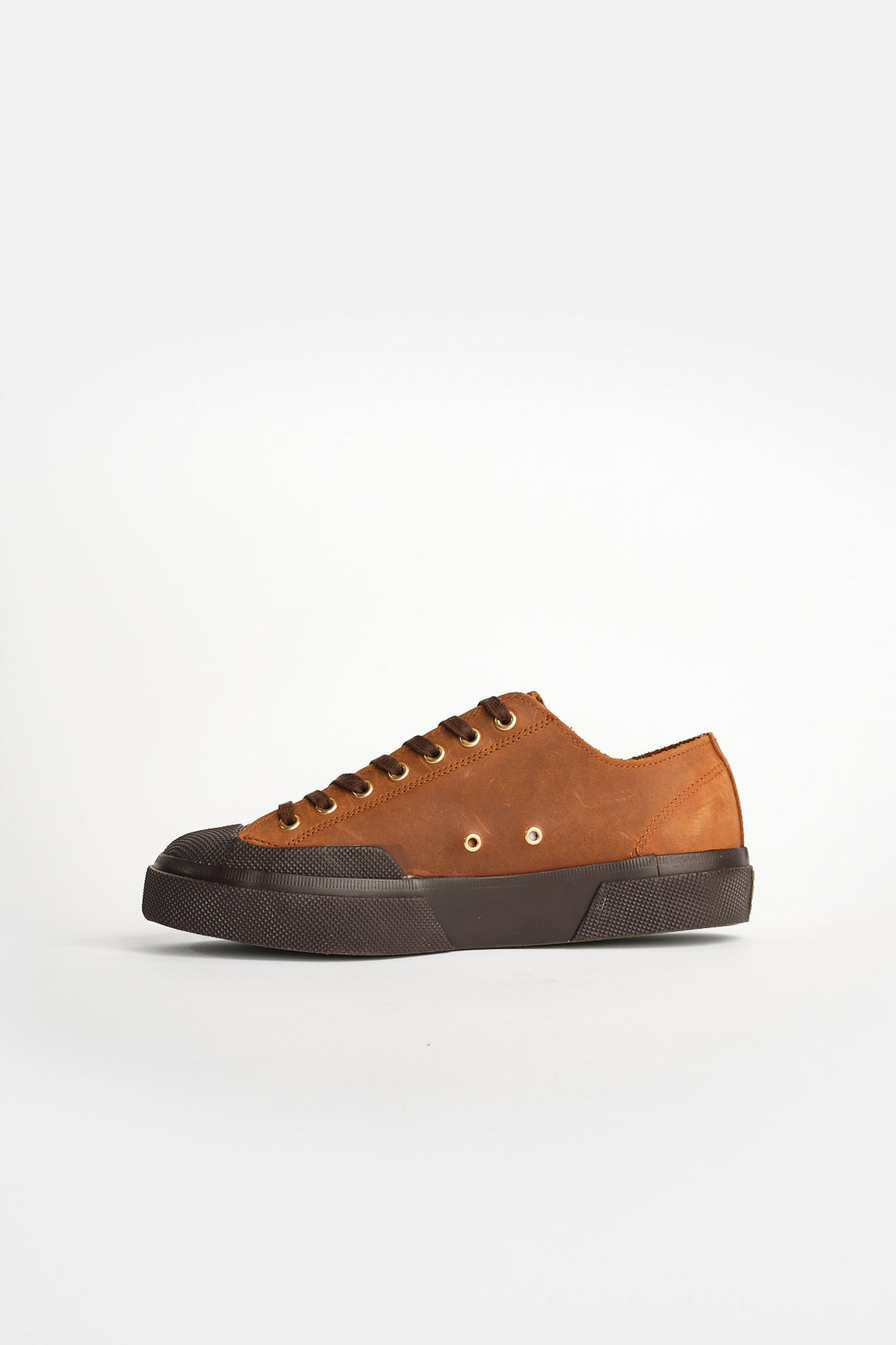 2432 Works Crazy Horse Leather Brown Black – Superga, i profil med tån åt vänster