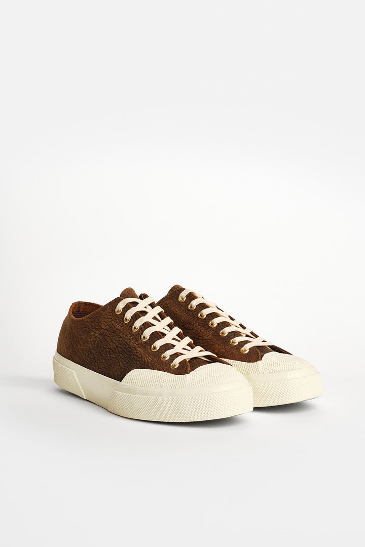 2432 Works Elephant Tumbled Leather Brown Offwhite – Superga, paret snett framifrån