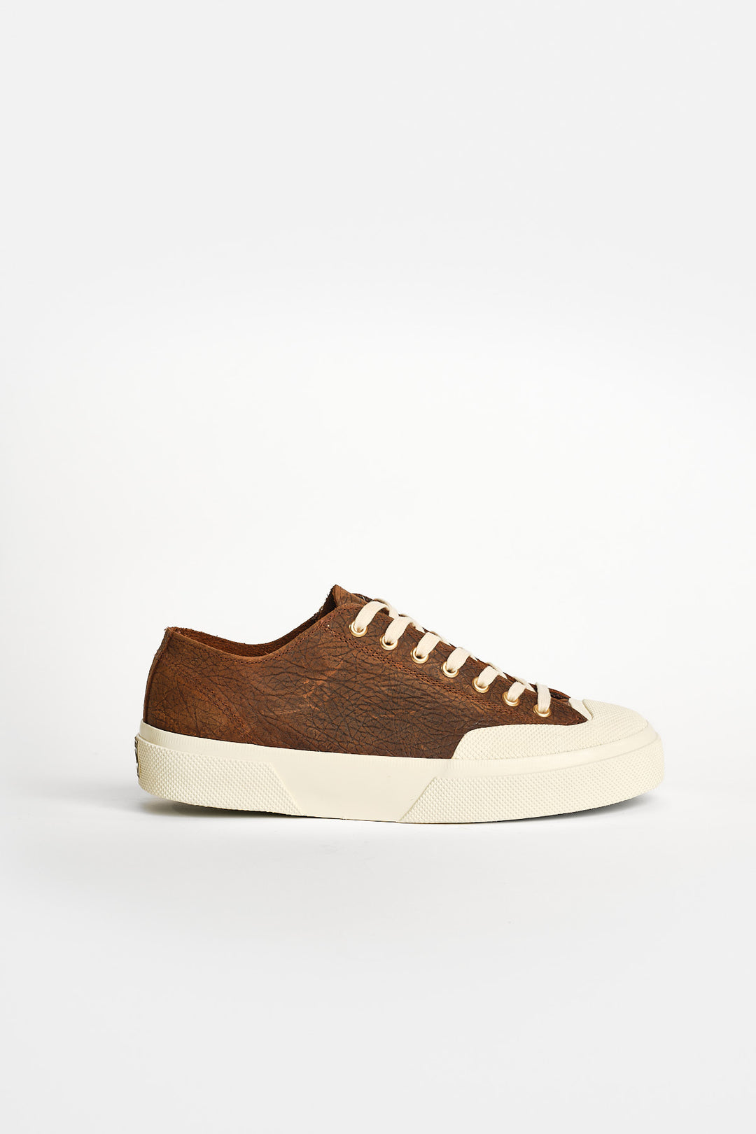 2432 Works Elephant Tumbled Leather Brown Offwhite – Superga, i profil med tån åt höger