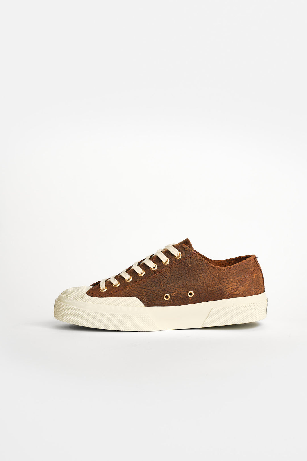 2432 Works Elephant Tumbled Leather Brown Offwhite – Superga, i profil med tån åt vänster