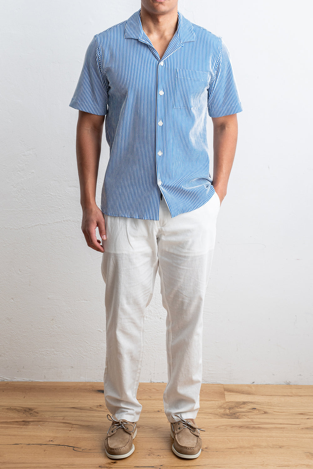 Tecnico Seersucker Shirt BLUE STRIPE – XACUS, helbild på modell framifrån