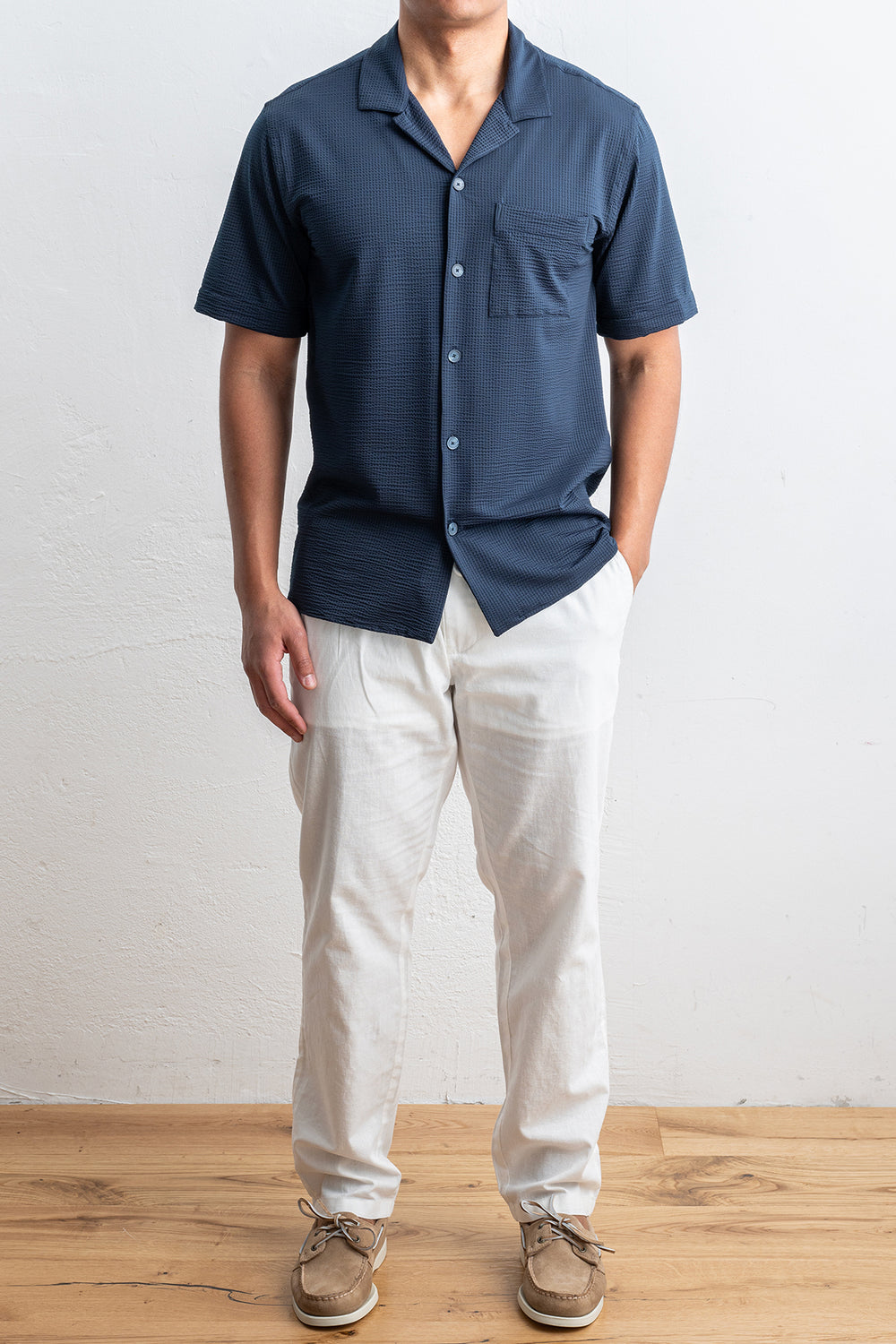 Tecnico Seersucker Shirt Black – XACUS, helbild på modell framifrån