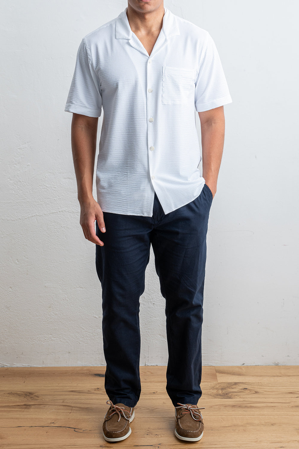 Tecnico Seersucker Shirt White – XACUS, helbild på modell framifrån