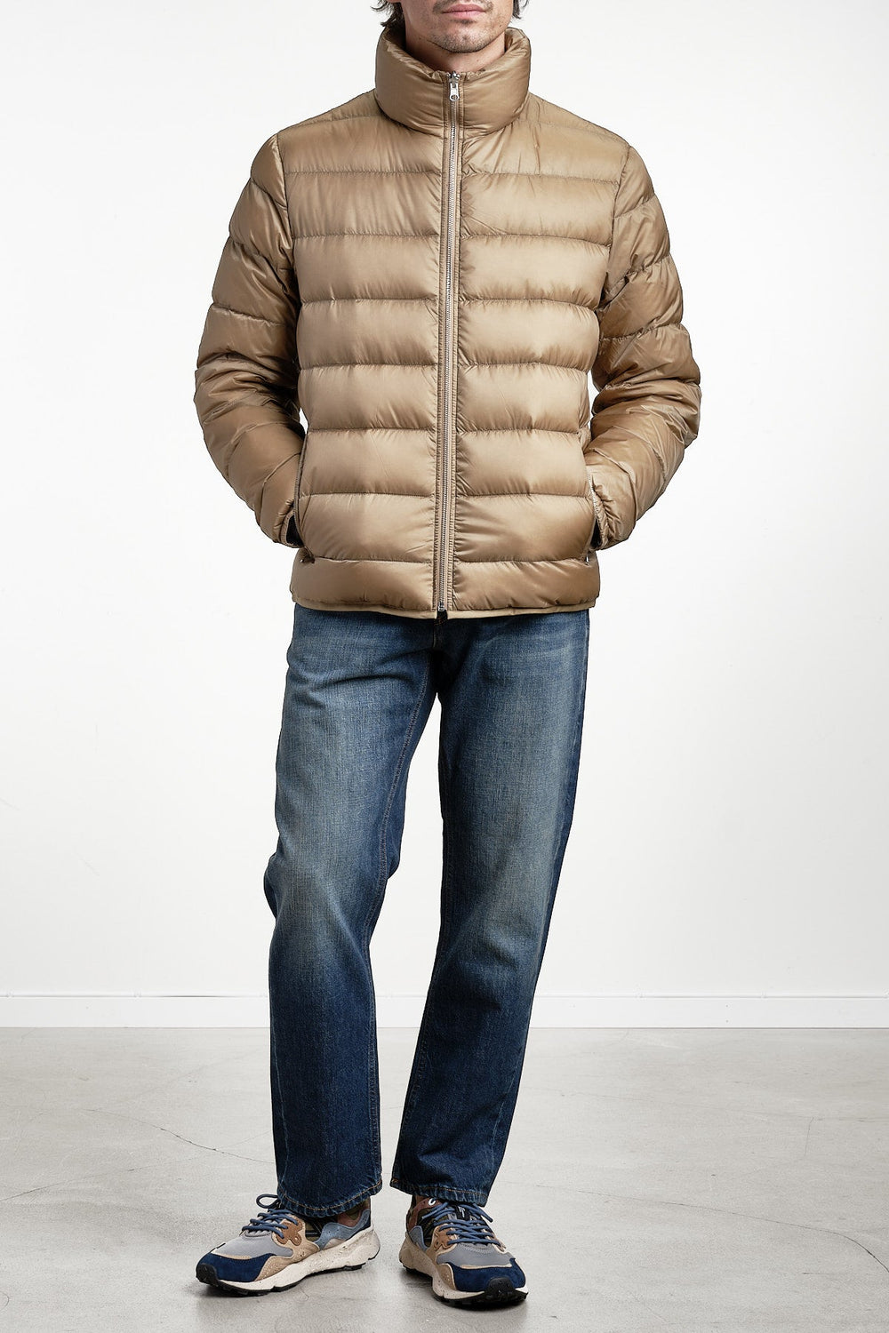 DOWN LINER WITH POCKETS BEIGE – Ten C, helbild på modell framifrån med jeans