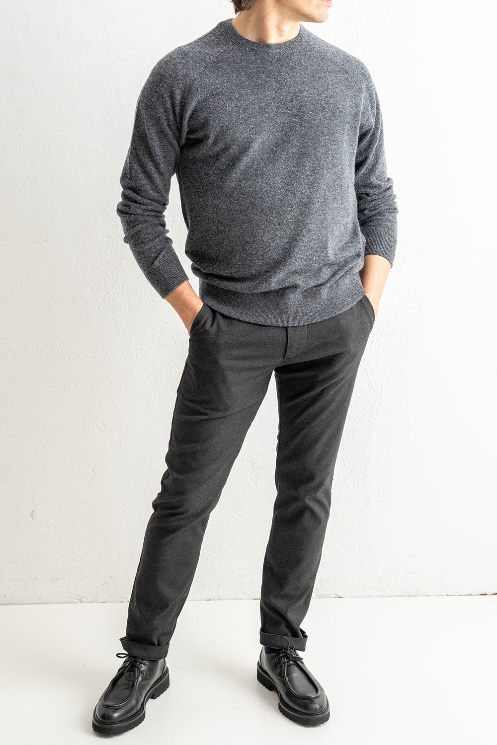 Theo 1067 Melange Trouser Black Multi – NN07, helbild på modell framifrån, händerna i fickorna