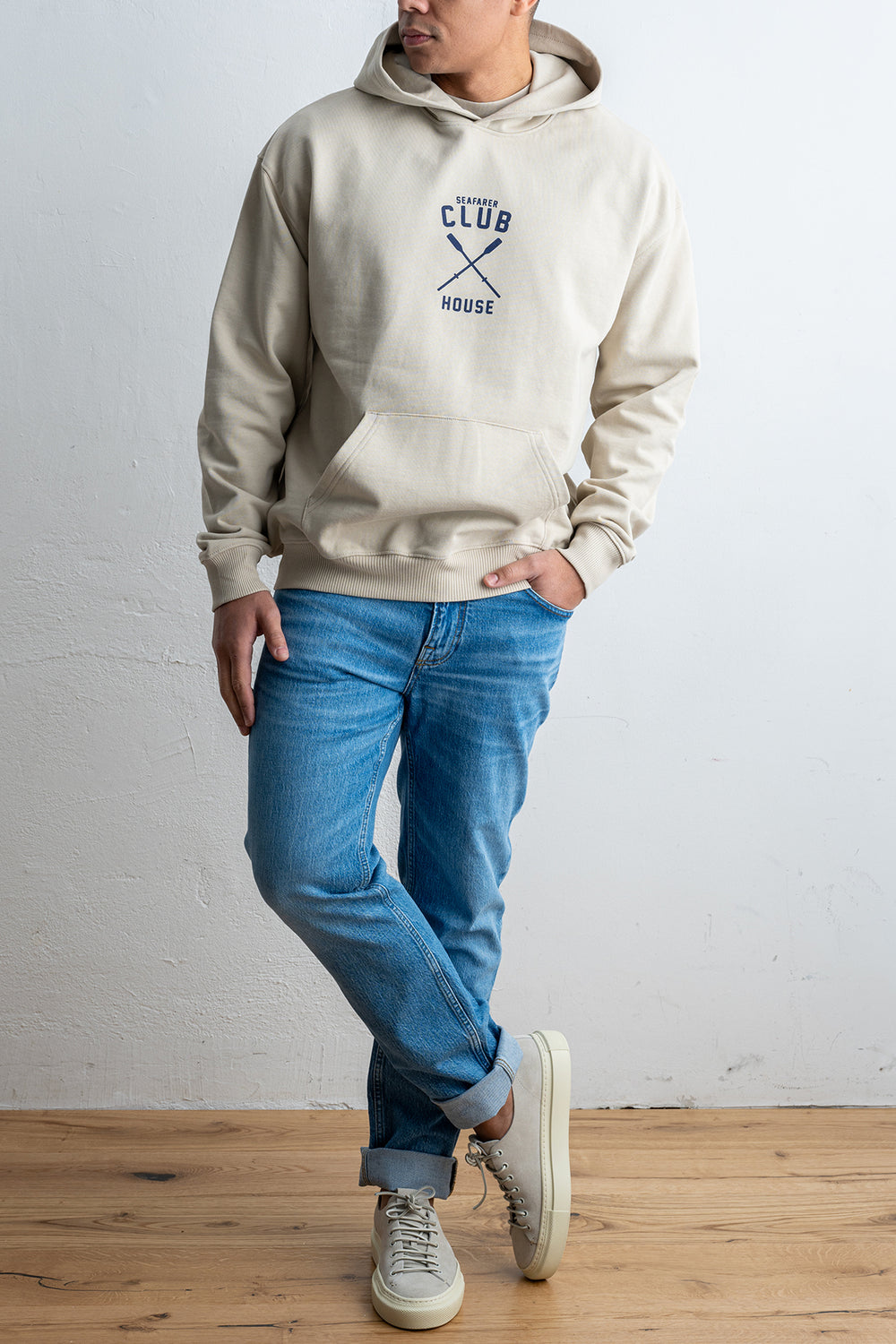 Torben Luxury Hoodie KHAKI – SEAFARER, helbild framifrån på modell