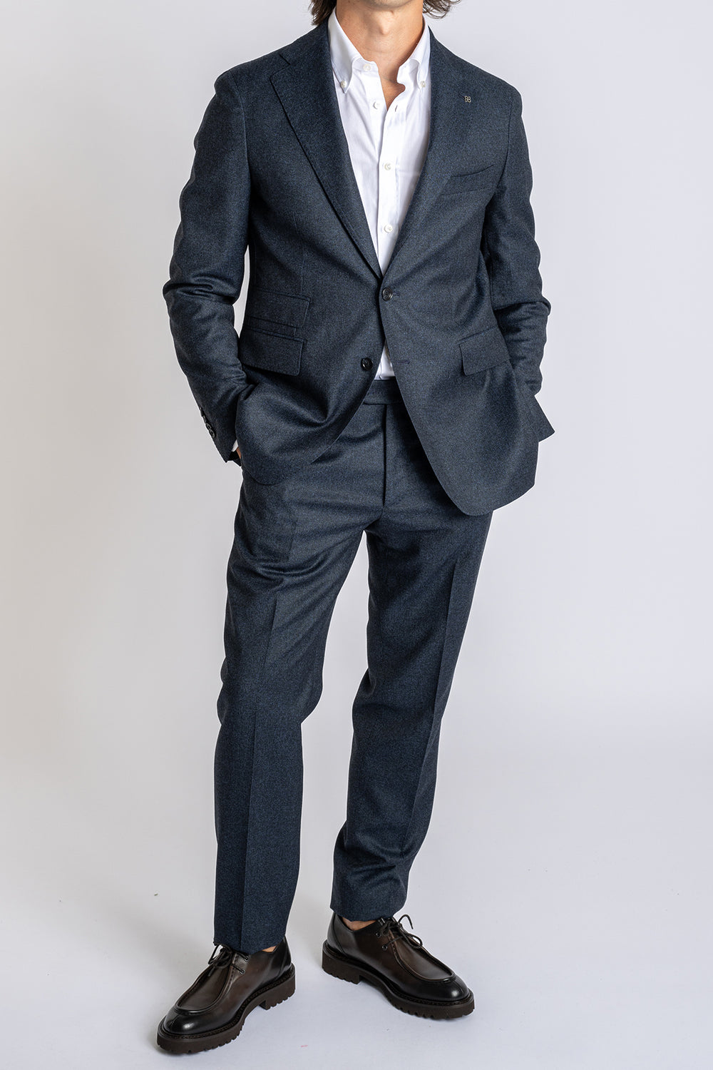 Wool Flanell Suit Navy – TAGLIATORE, helbild på modell framifrån i kostym