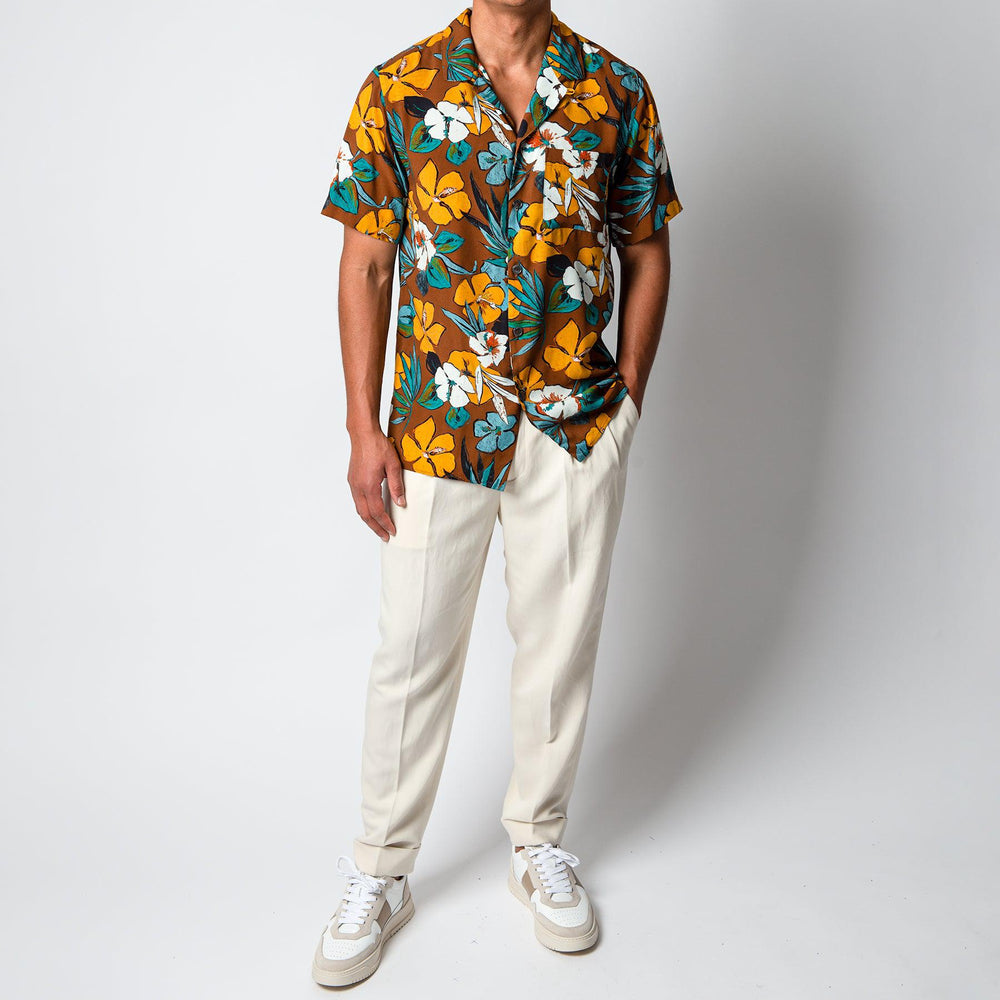 SHORT SLEEVE BOWLING SHIRT MULTI – XACUS, helbild på modell framifrån med vita byxor