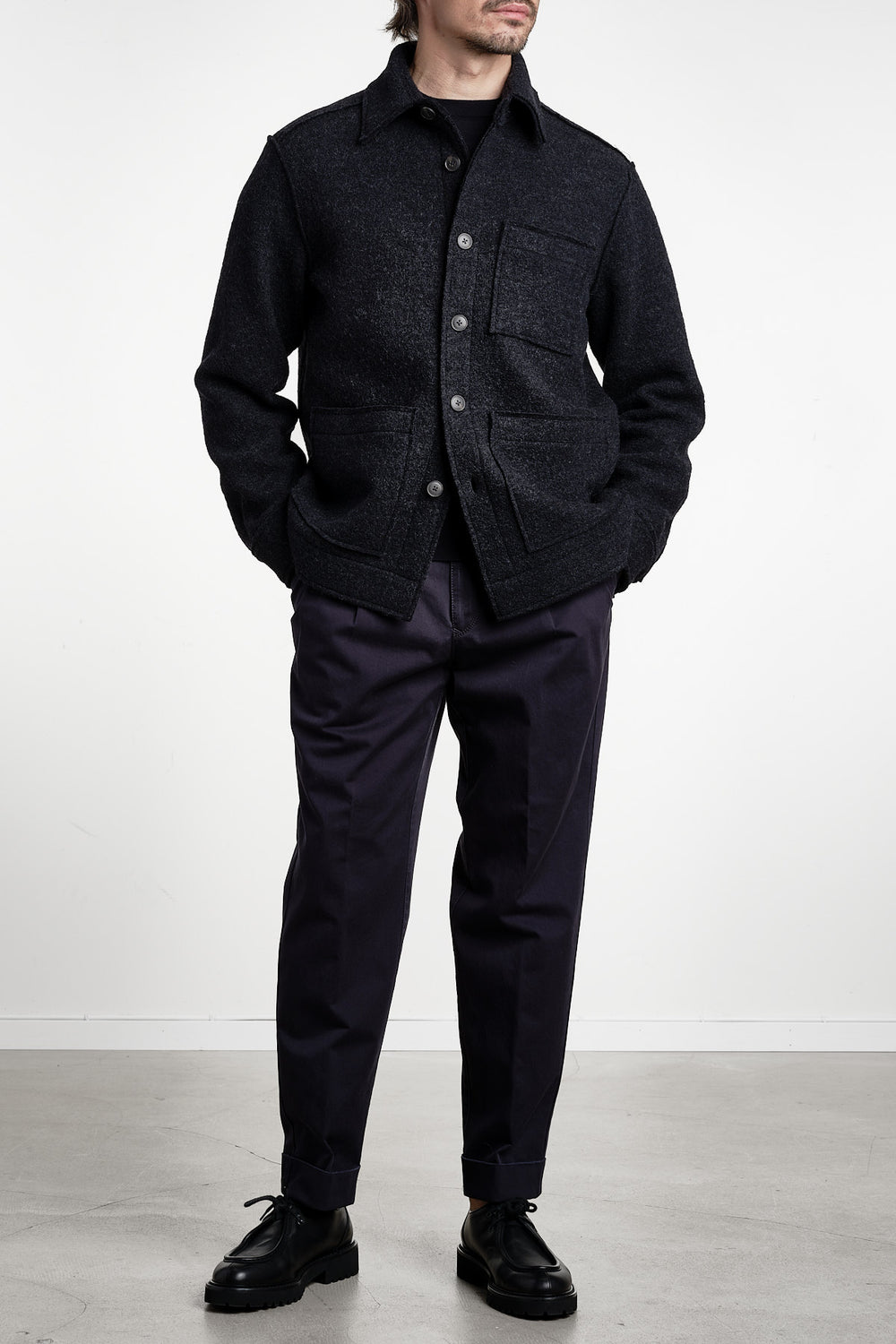 Wool Boiled Overshirt Navy – Xacus, helfigur framifrån