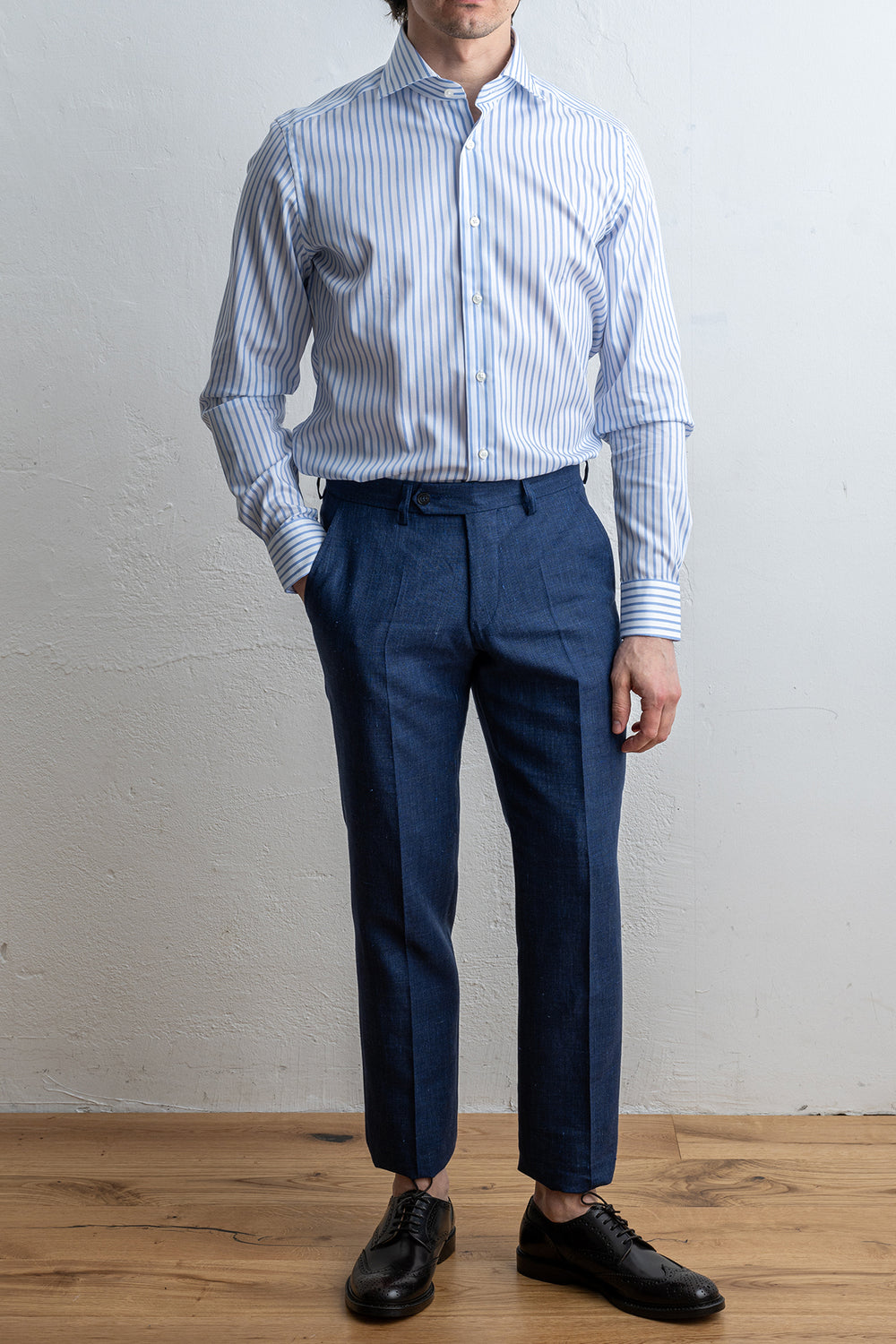 Dobby Wrinklefree Shirt MID BLUE – XACUS, helbild på modell framifrån