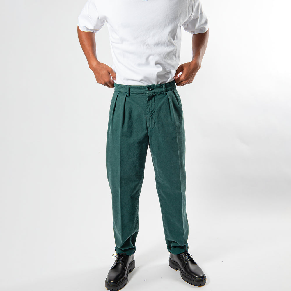 ROMAN HEAVY COTTON GABARDINE PANTS Green – ASPESI, helbild på modell framifrån, händerna i fickorna
