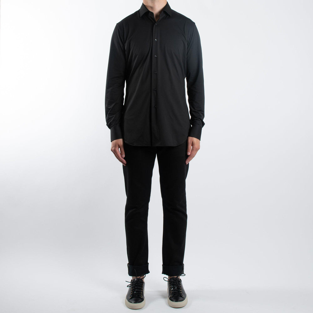 ACTIVE SOLID SHIRT 004 BLACK – XACUS, helbild på modell framifrån i svarta byxor