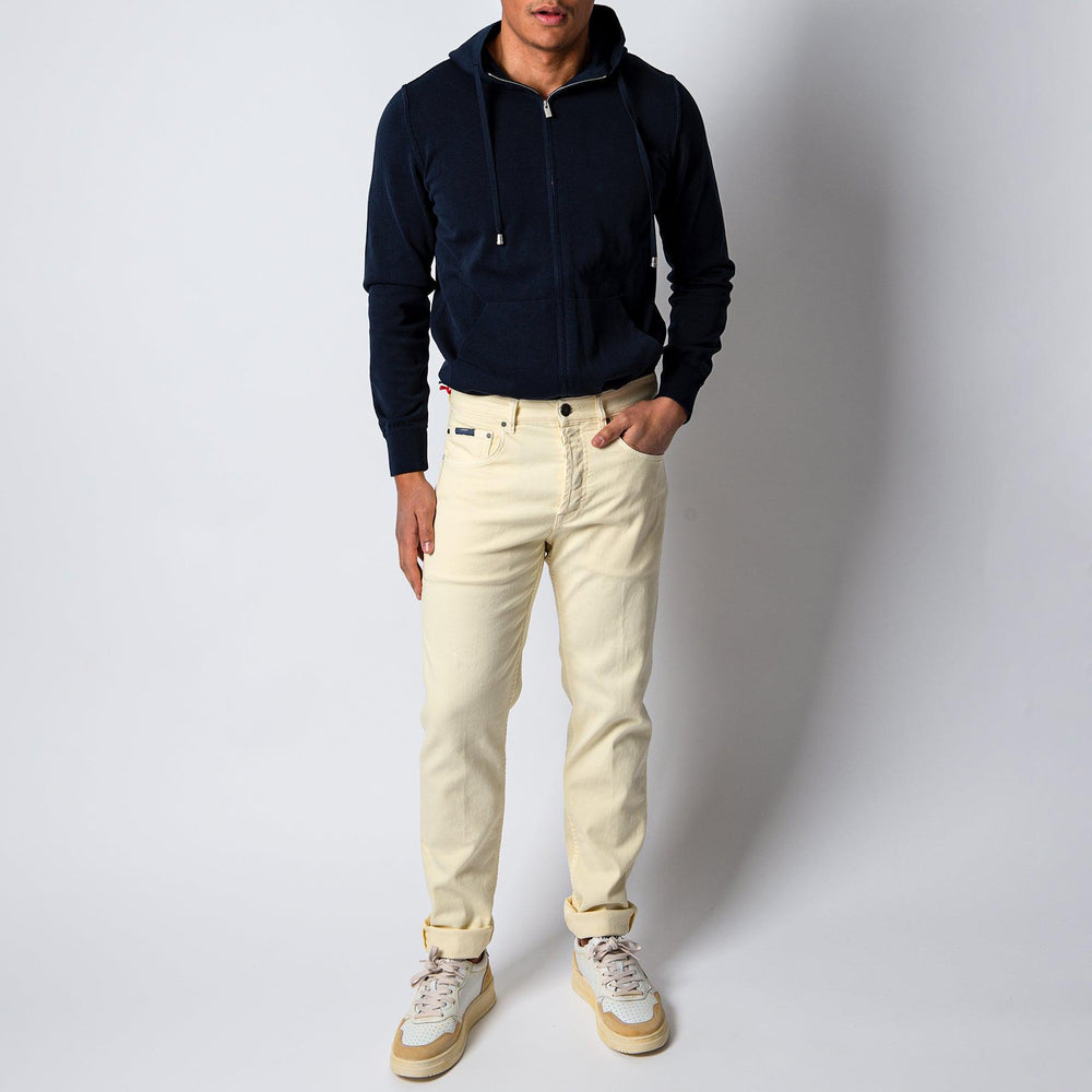 JIMMY DENIM DYED TROUSER YELLOW – LARDINI, helbild på modell framifrån med marinblå tröja
