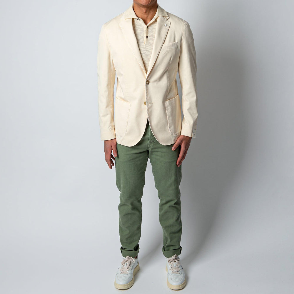 JACK REG COTTON BLAZER OFF WHITE – L.B.M 1911, helbild på modell framifrån med gröna byxor